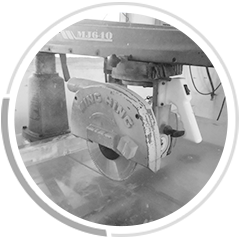 普通设备，人工丈量，产品工差大，尺寸无法保证